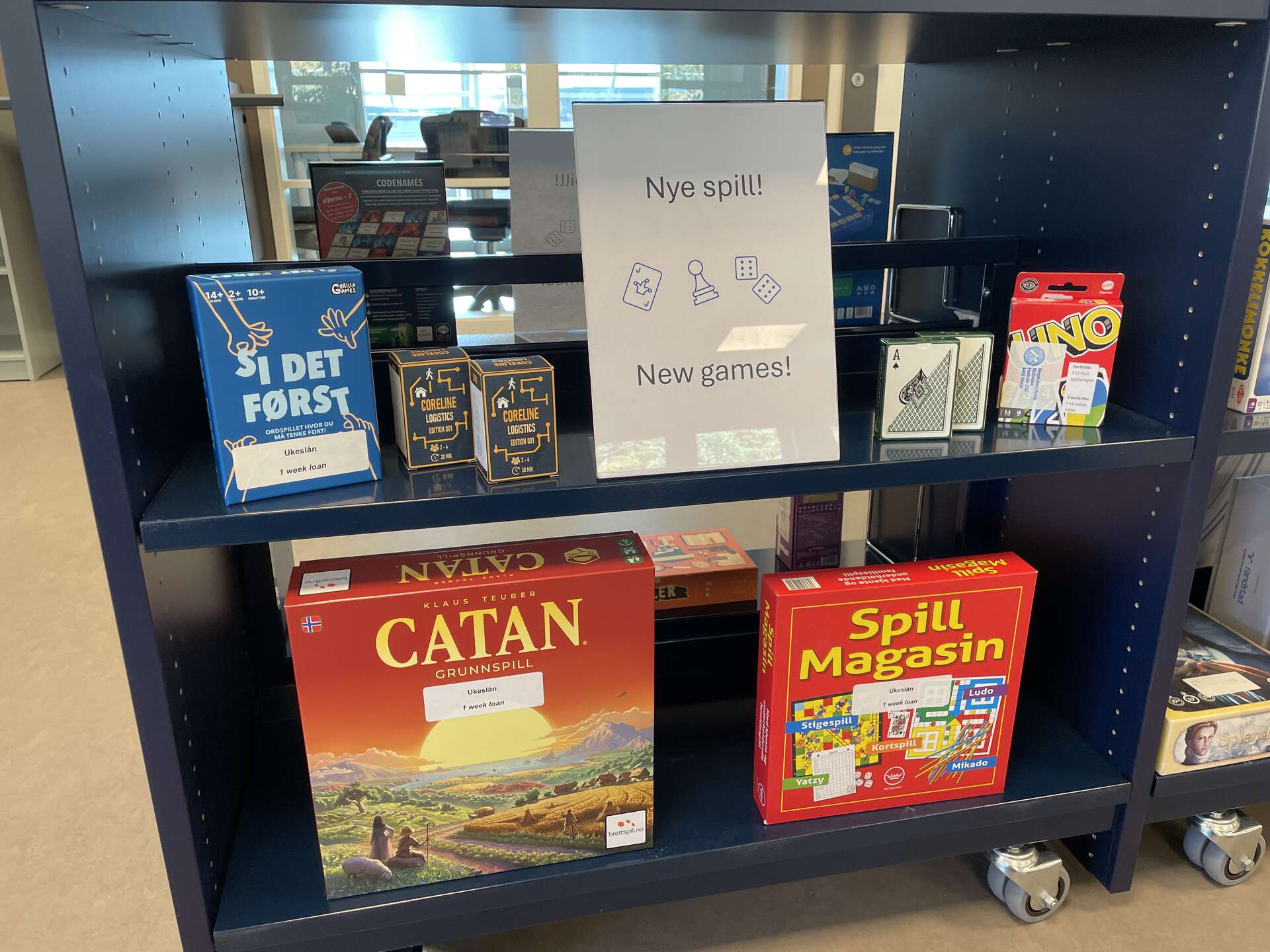 Bildet viser resten av de nye spillene: Si det først, Coreline Logistics, to kortstokker, Uno, Catan, og Spill magasin.