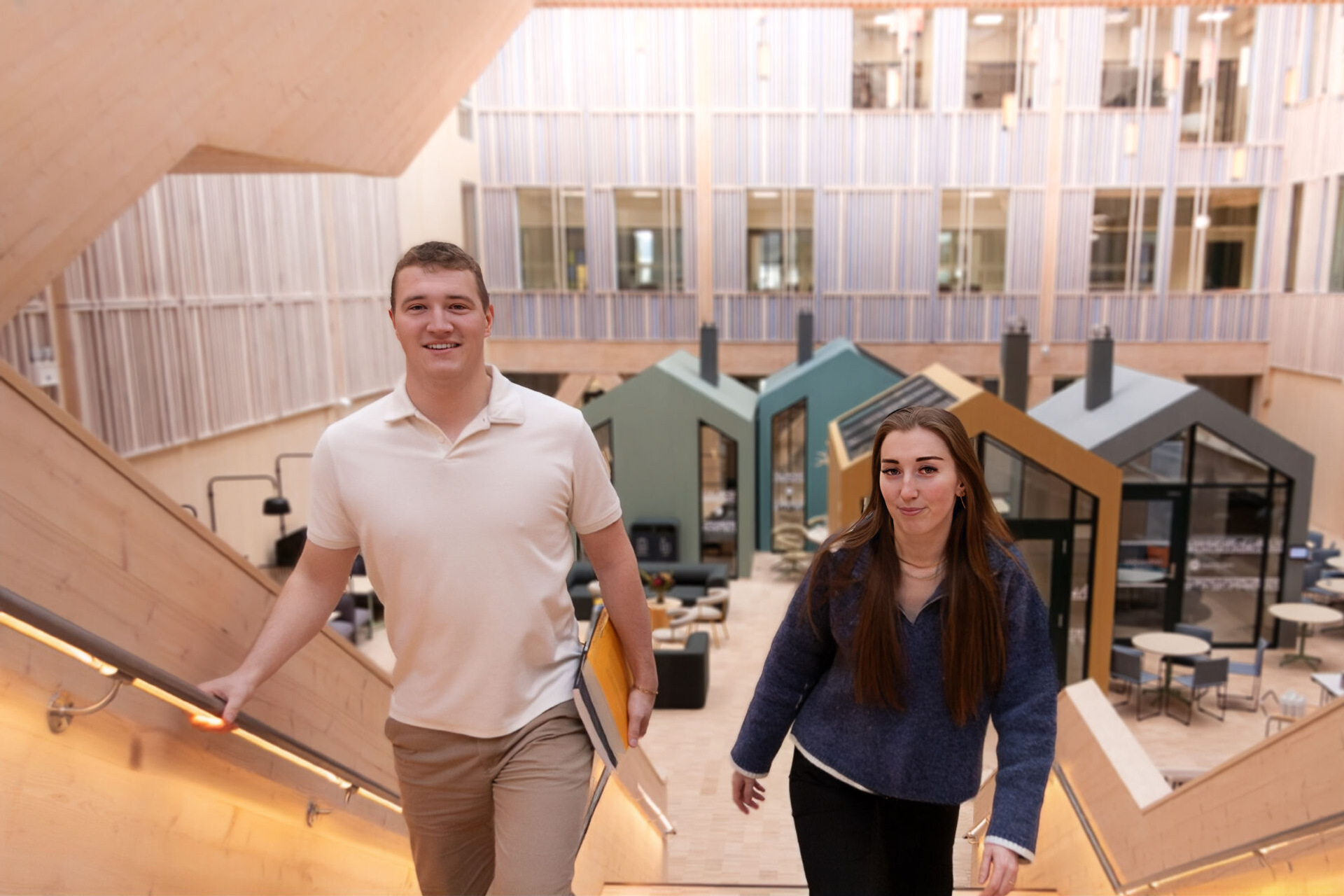 To studenter går opp trappen på Campus Kristiansund.