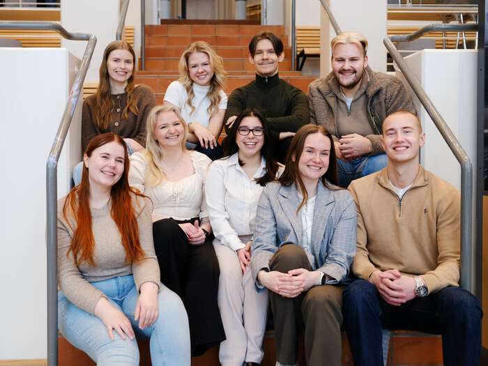 Studenter i trappa på Høgskolen i Molde.