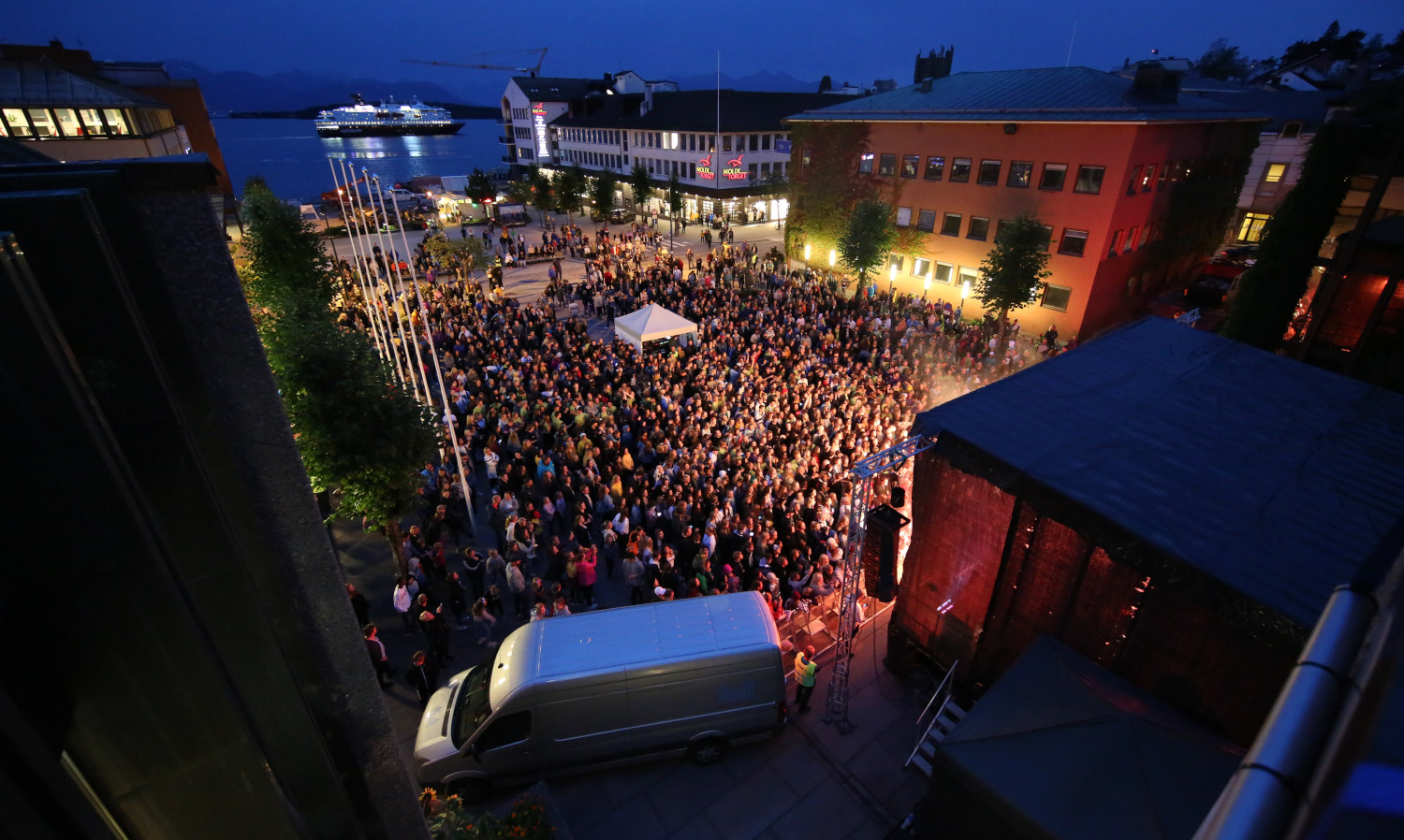 Bilde fra tidligere års konsert på Rådhusplassen. Foto: Arild Johan Waagbø.