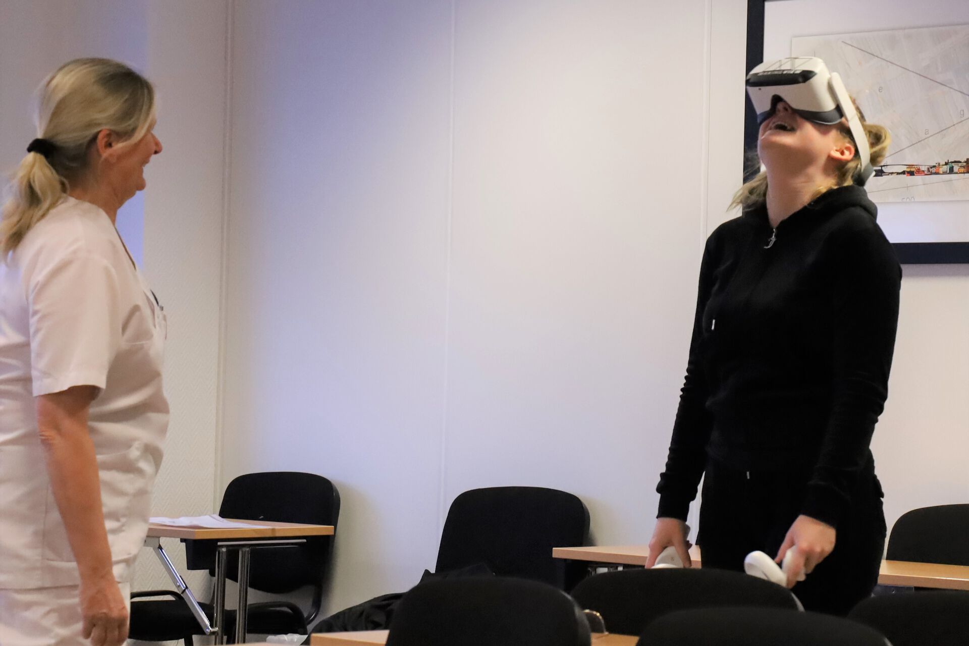 Student med VR-briller ler