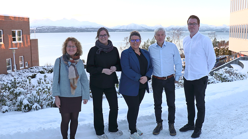 Gruppebilde med professor og veileder Turid Aarseth, Høgskolen i Molde, student Beate Lyngvær, Kristiansund kommune, student Chris Mari Olsen, Helseforetaket SNR, ekstern sensor, professor emeritus Helge Ramsdal, Høgskolen i Østfold og førsteamanuensis og veileder Erlend Vik, Høgskolen i Molde.