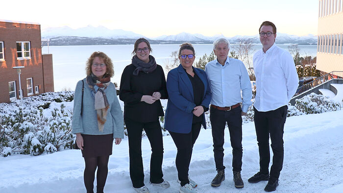 Gruppebilde med professor og veileder Turid Aarseth, Høgskolen i Molde, student Beate Lyngvær, Kristiansund kommune, student Chris Mari Olsen, Helseforetaket SNR, ekstern sensor, professor emeritus Helge Ramsdal, Høgskolen i Østfold og førsteamanuensis og veileder Erlend Vik, Høgskolen i Molde.