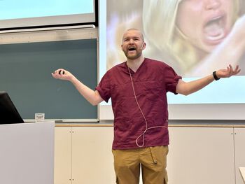 Helsebrosjan leverte et underholdende og faglig skråblikk på livet som sykepleier.