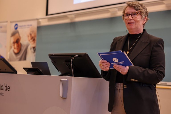 Rektor Elin Mordal taler til studentene.