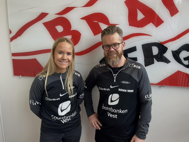 Bilde av student på utplassering hos Sportsklubben Brann sammen med sin veileder