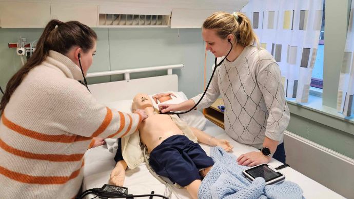 Praksisveiledere i sykepleie øver seg på pasientsimulator. 