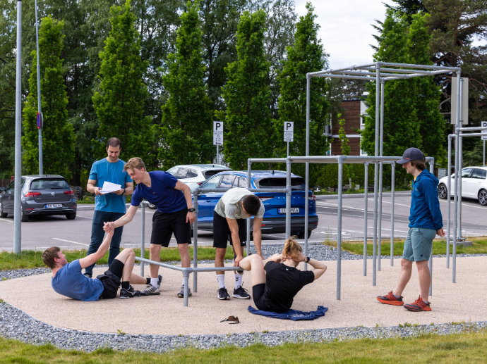 Gruppe mennesker gjør sit-ups