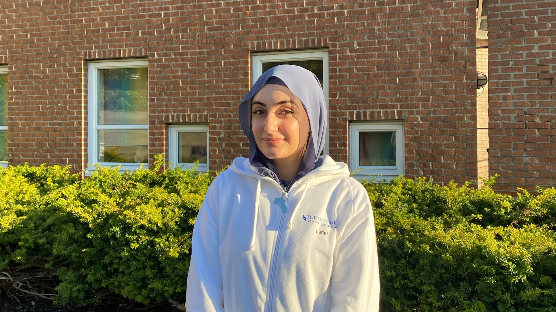 Hawjin Mirzaie foran Høgskolen i Molde