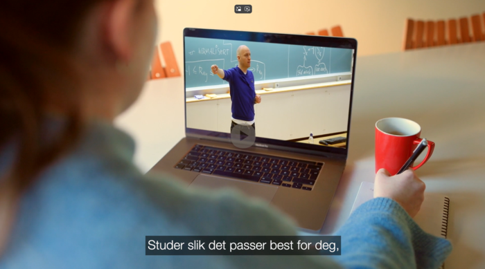 Bilde av student som følger med på nettundervisning vde Høgskolen i Molde.