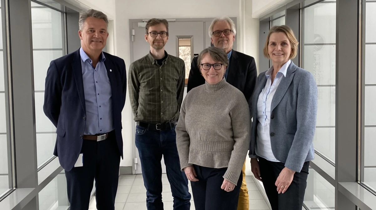 Kolbjørn Heggdal (SBM), Lars Magnus Hvattum, Elin Mordal, Svein Bråthen (alle tre fra HiMolde) og Britt Flo (MNF) i møte om tildelingene tidligere i år.