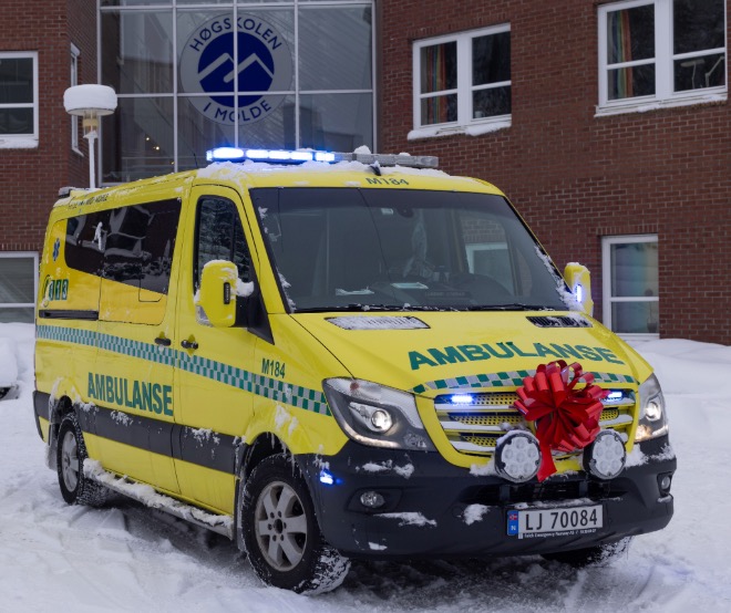 Ambualanse foran hovedinngangen på studiested Molde.
