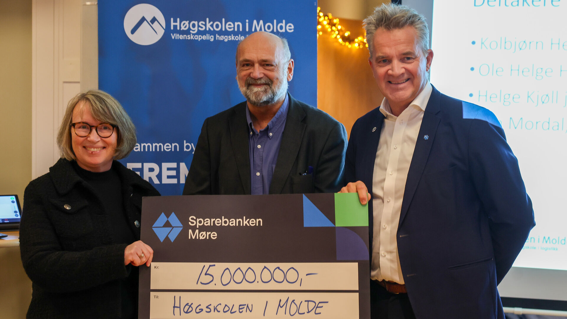 Rektor Elin Mordal, Ole Helge Haugen og Kolbjørn Heggdal holder en sjekk fra Sparebanken Møre