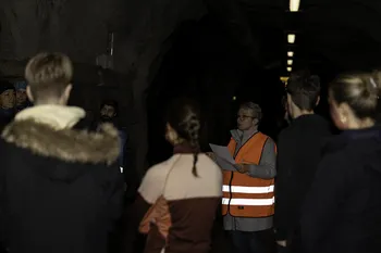 Når de hadde blitt sminket og klare fikk de instruksjoner om sine roller og hvor de skulle oppholde seg i tunnelen.