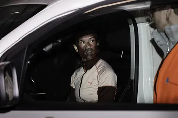 Hedda, som spilte en av de mest skadede, skulle sitte inne i bilen som "brant". Her får hun sine siste instruksjoner før øvelsen startet.