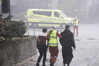 På trappa utenfor rådhuset ble de "skadede" sjekket før de ble fraktet videre.