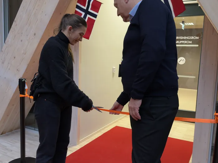 Julie Folke-Olsen klipper snor foran undervisningslokalene på Campus Kristiansund.