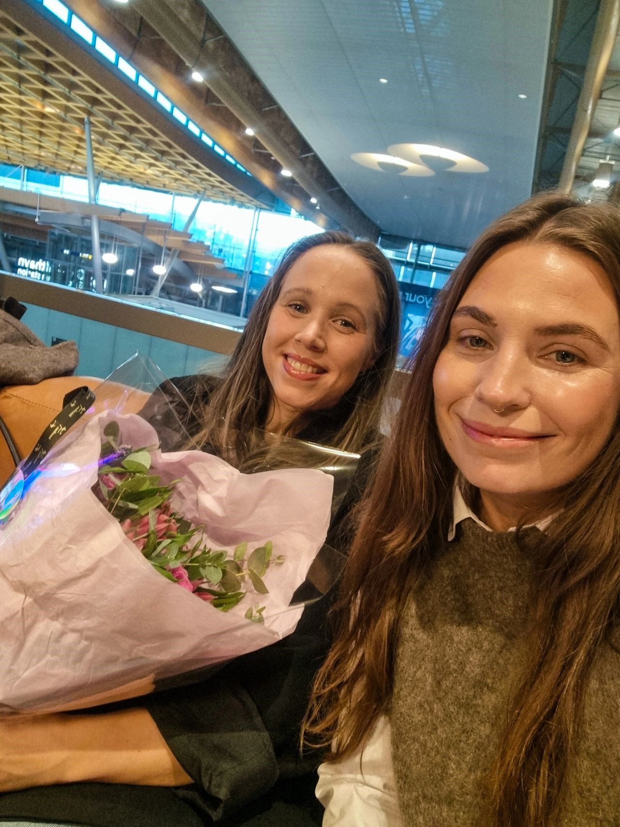 Julie Folke-Olsen og Kristina Valde med blomster.