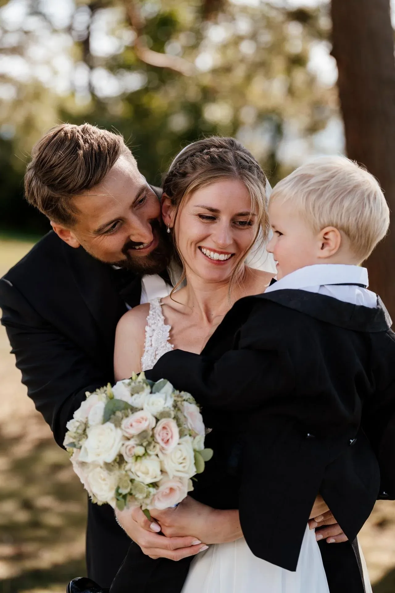 Bryllupgsfoto av Ann Kristin og Christian med sønnen mellom seg. 