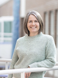 Ingrid Johnsen Hogstad er førsteamanuensis ved Avdeling for helse- og sosialfag ved Høgskolen i Molde.