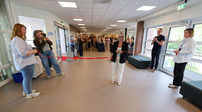 Rektor Elin Mordal klippet snora for gjenåpningen av biblioteket på Molde campus i dag. Bak til høyre ses biblioteksjef Timo Brøyn. Foto: Arild Waagbø