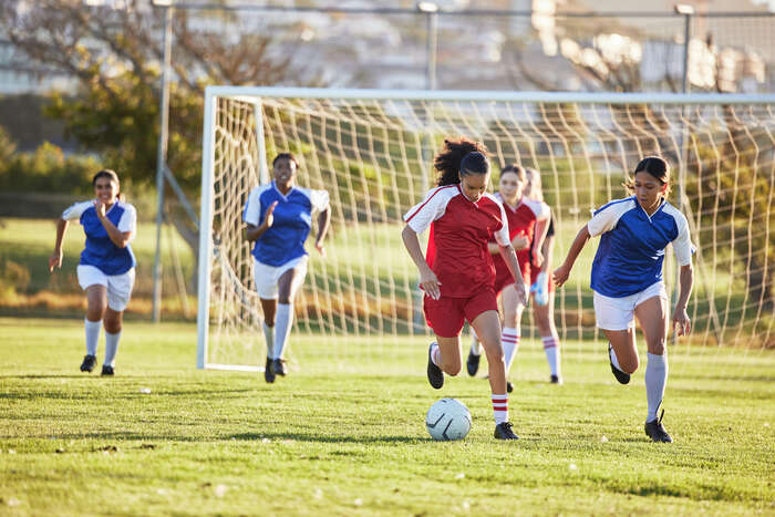 bilde av kvinner som spiller fotball