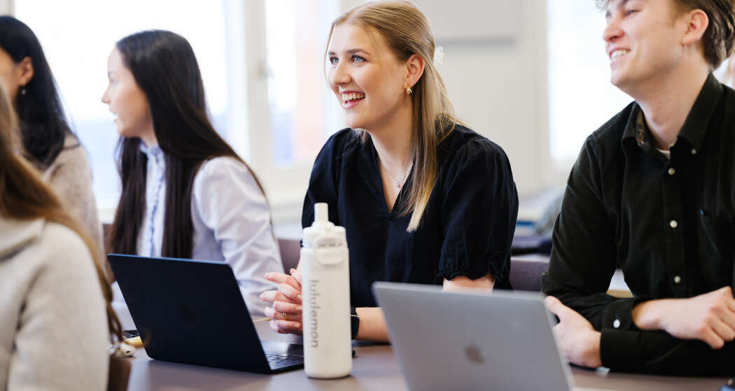 Bilde av fornøyde studenter