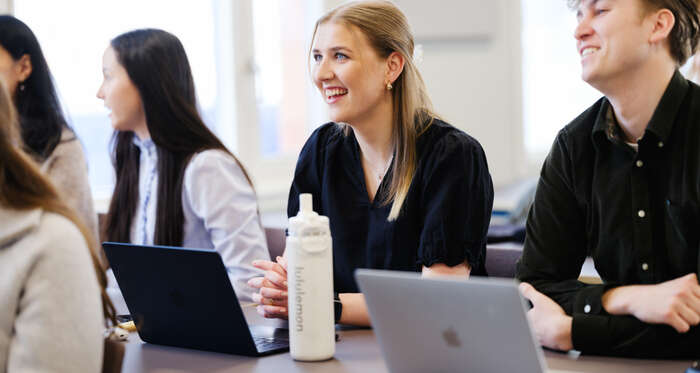 Bilde av fornøyde studenter