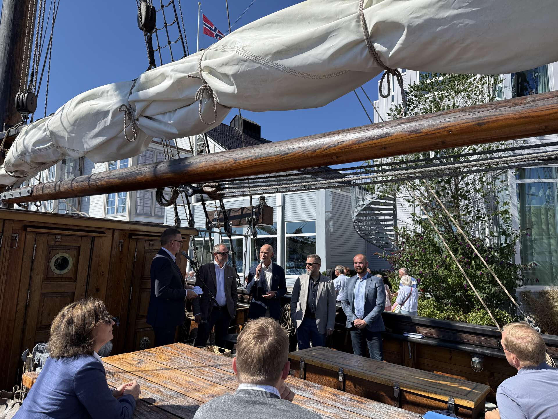 panelsamtale med temaet «Kan distriktene bygge sine egne kunnskapsklynger»