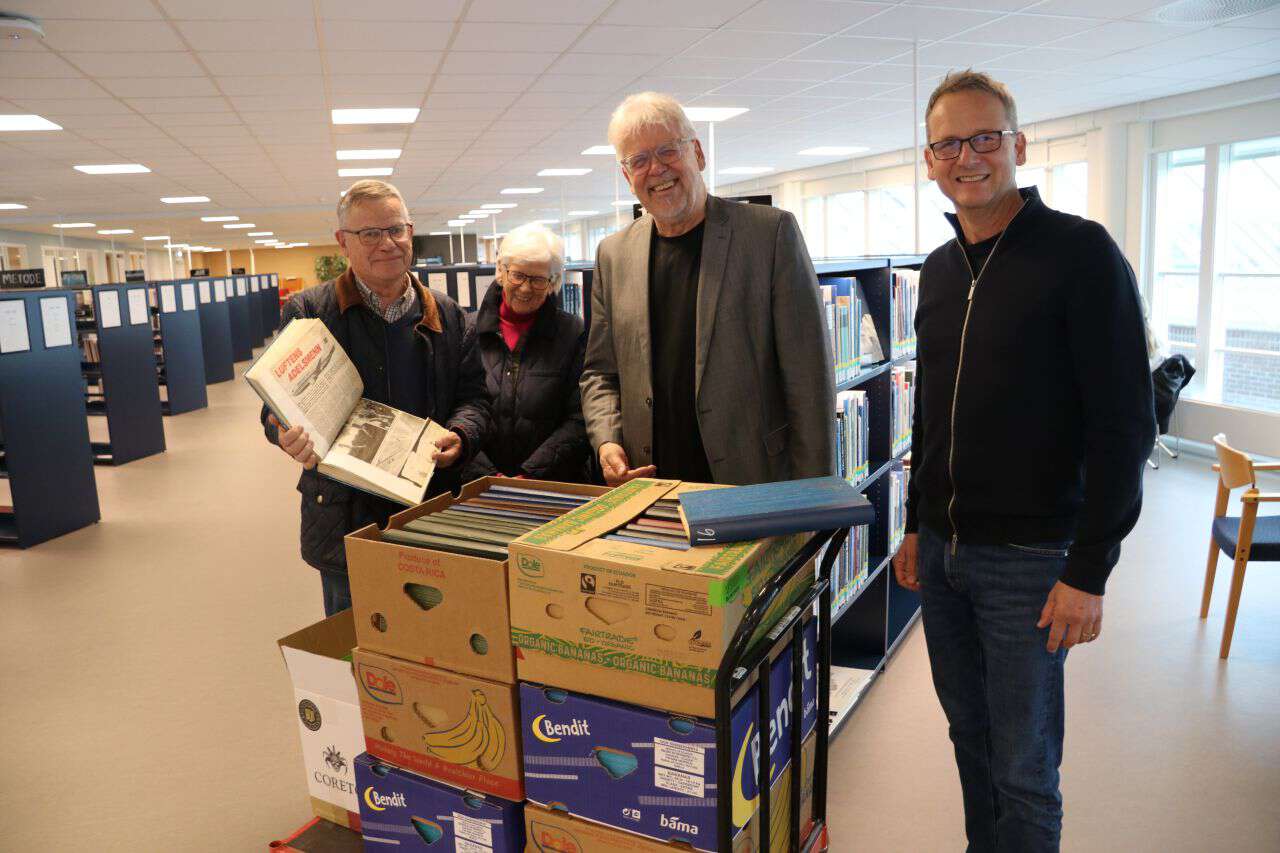 Bilde av Kjell Gunnar Wilsberg, Anne Wilsberg, Svein Bråthen og Timo Brøyn i anledning overrekkelse av utklippssamlingen.