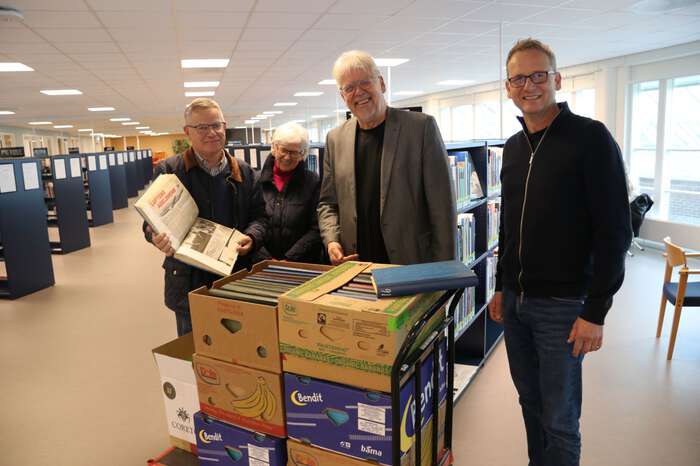 Bilde av Kjell Gunnar Wilsberg, Anne Wilsberg, Svein Bråthen og Timo Brøyn i anledning overrekkelse av utklippssamlingen.