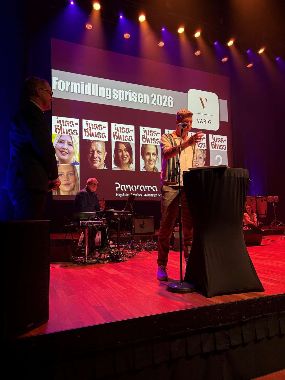 Odd Anders Bøyum Folkeseth takkar for Formidlingsprisen på vegne av Jussbluss