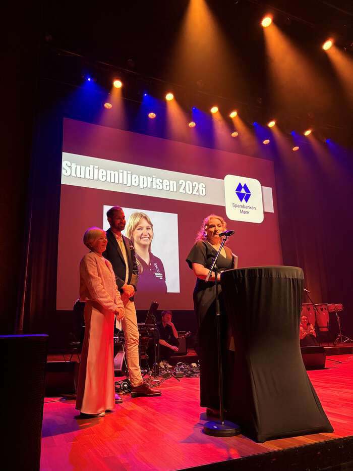 Bilete av Bodil Lerøy som mottek Studiemiljøprisen 2026.