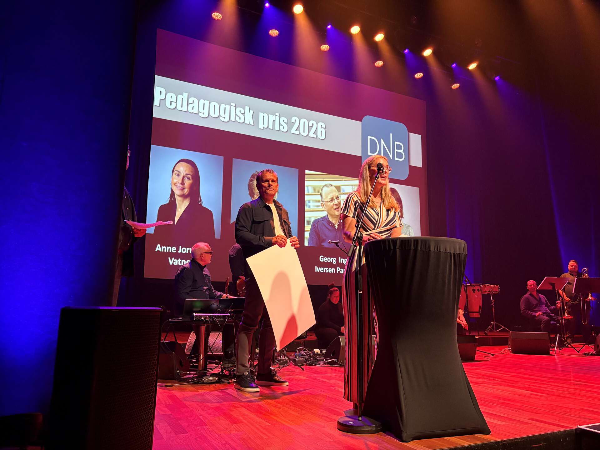 Thea Beate Brevik og Ole Erik Stavrum på scena.