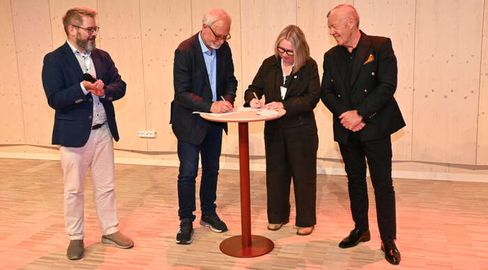 Bilde av signering av avtale mellom Sparebankstiftelsen og Høgskolen i Molde