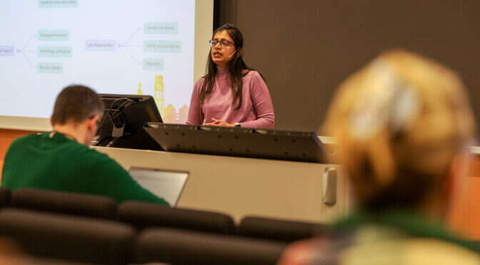 Swati Aggarwal, professor i kunstig intelligens (KI) ved HiMolde, presenterte høgskolens nye retningslinjer for studenter som bruker KI på hjemmeeksamen og til oppgaveskriving. Foto: Arild Waagbø