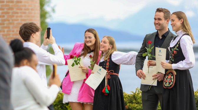 Bilde av glade studenter