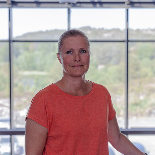 Gro halten smiler til kamera