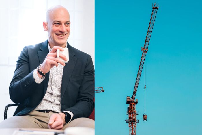Professor Martin Rudberg med en kaffekopp, sidestilt med ei heisekran.
