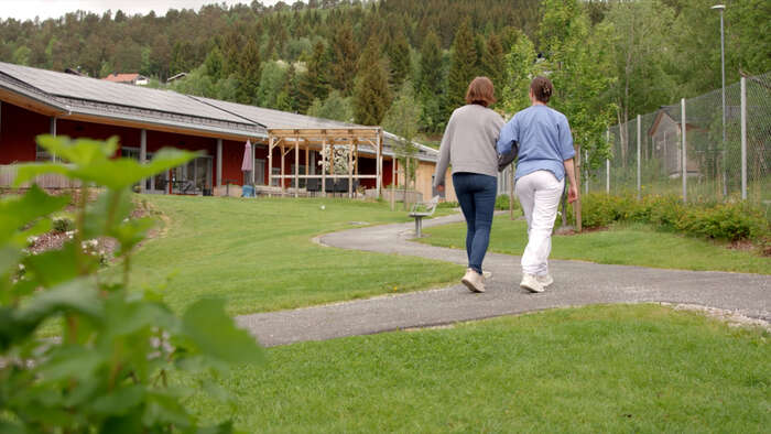 To personer går på en sti