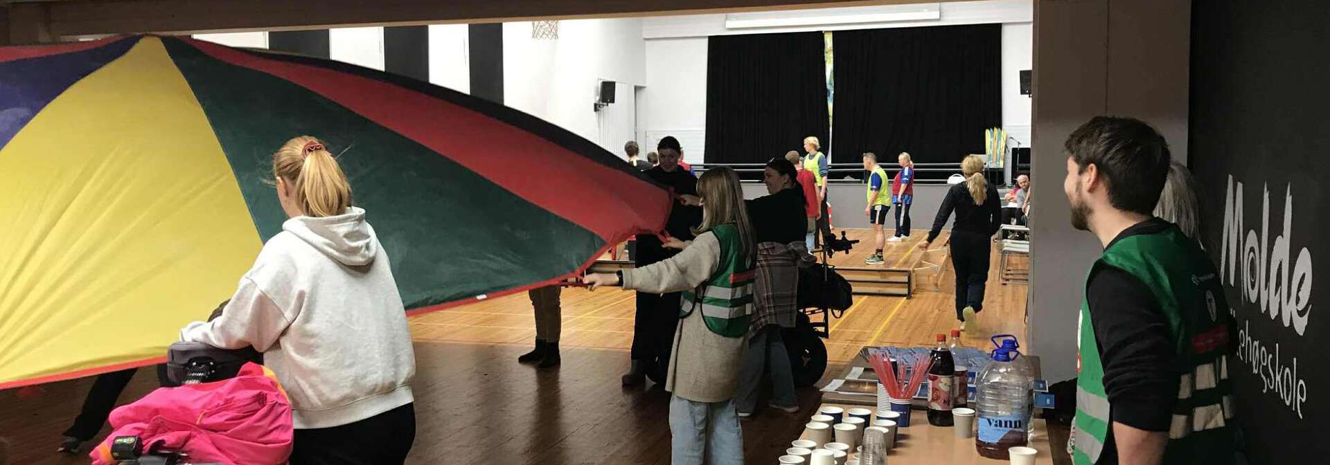 Arrabgement der alle koser seg inne i gymsal