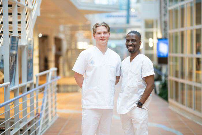 Bilde av to mannlige sykepleierstudenter på HiMolde.