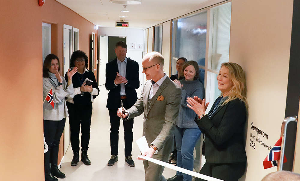 Bilde av rektor Steinar Kristoffersen som klipper snora ved innvielsen av den nye simuleringsavdelingen ved HiMolde. Fra venstre: Studiekoordinator Tonje Sollid, dekan Heidi Vivian Haavardsen, høgskoledirektør Øyvind Sørensen, utdanningssjef i Helse MR, Guro Berge, fagleder helse og omsorg i Molde kommune, Siri Haukaas og høgskolelektor Tove Myrvang.