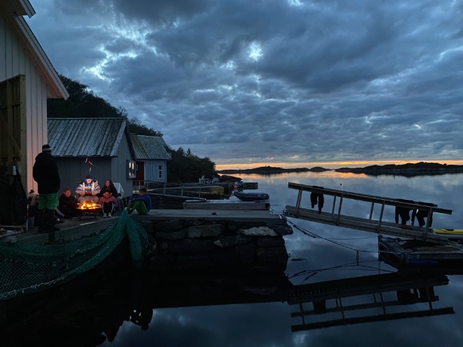 Stemningsbilde uten for et båthus i Setervika, Gossen,