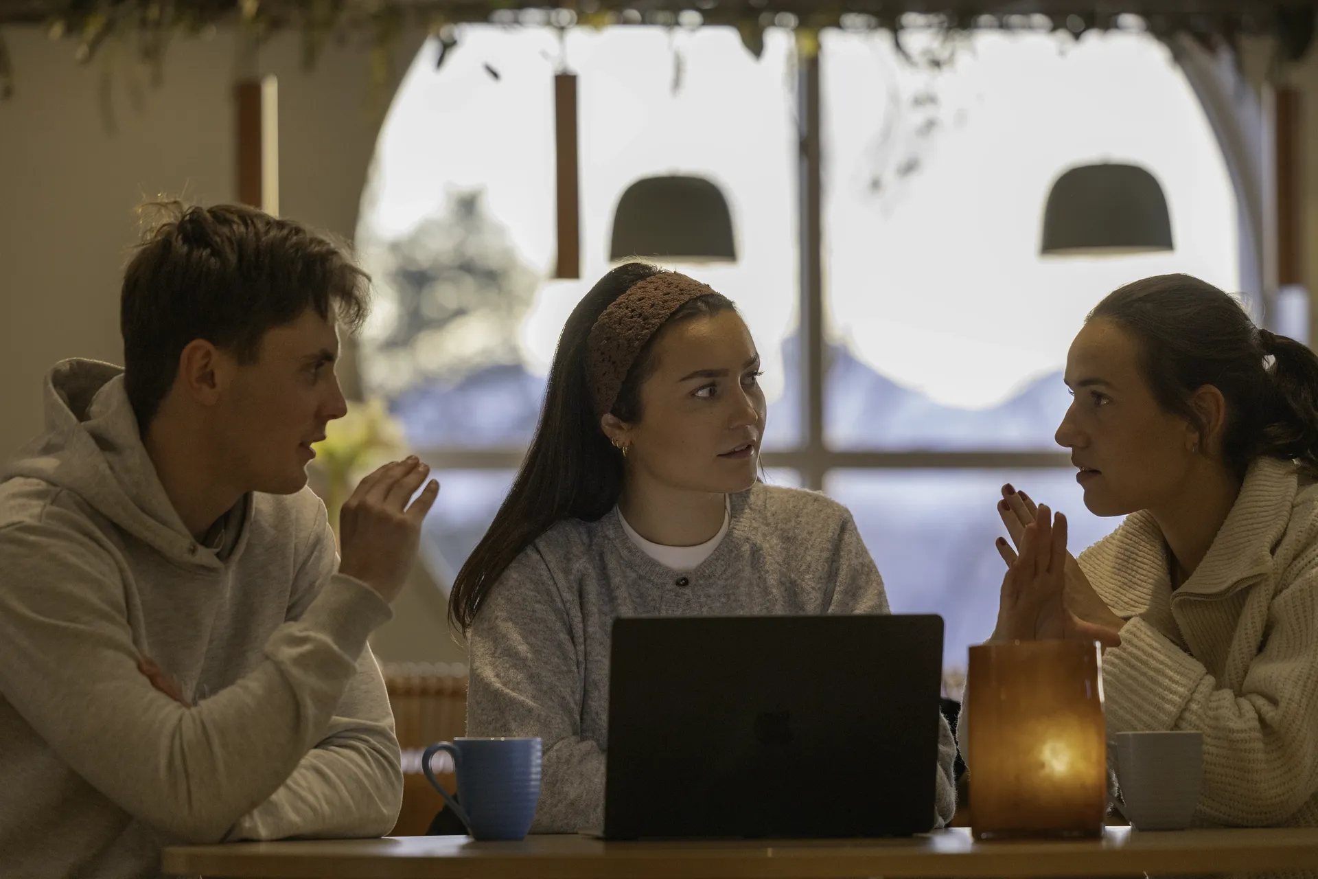 Studenter i kantina på Høgskolen i Molde. Foto: Aksel Bølgen Sandvik.