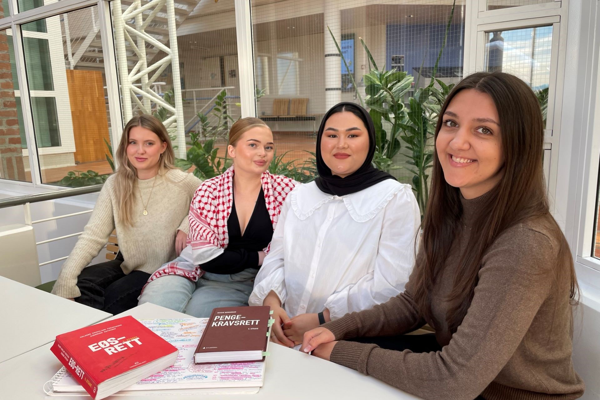 Fra venstre: Madeleine Mauritz Rivertz, Andrine Stenestø Rustad, Asma Mohammadi og Klimentina Jordanova studerer rettsvitenskap ved Høgskolen i Molde. 