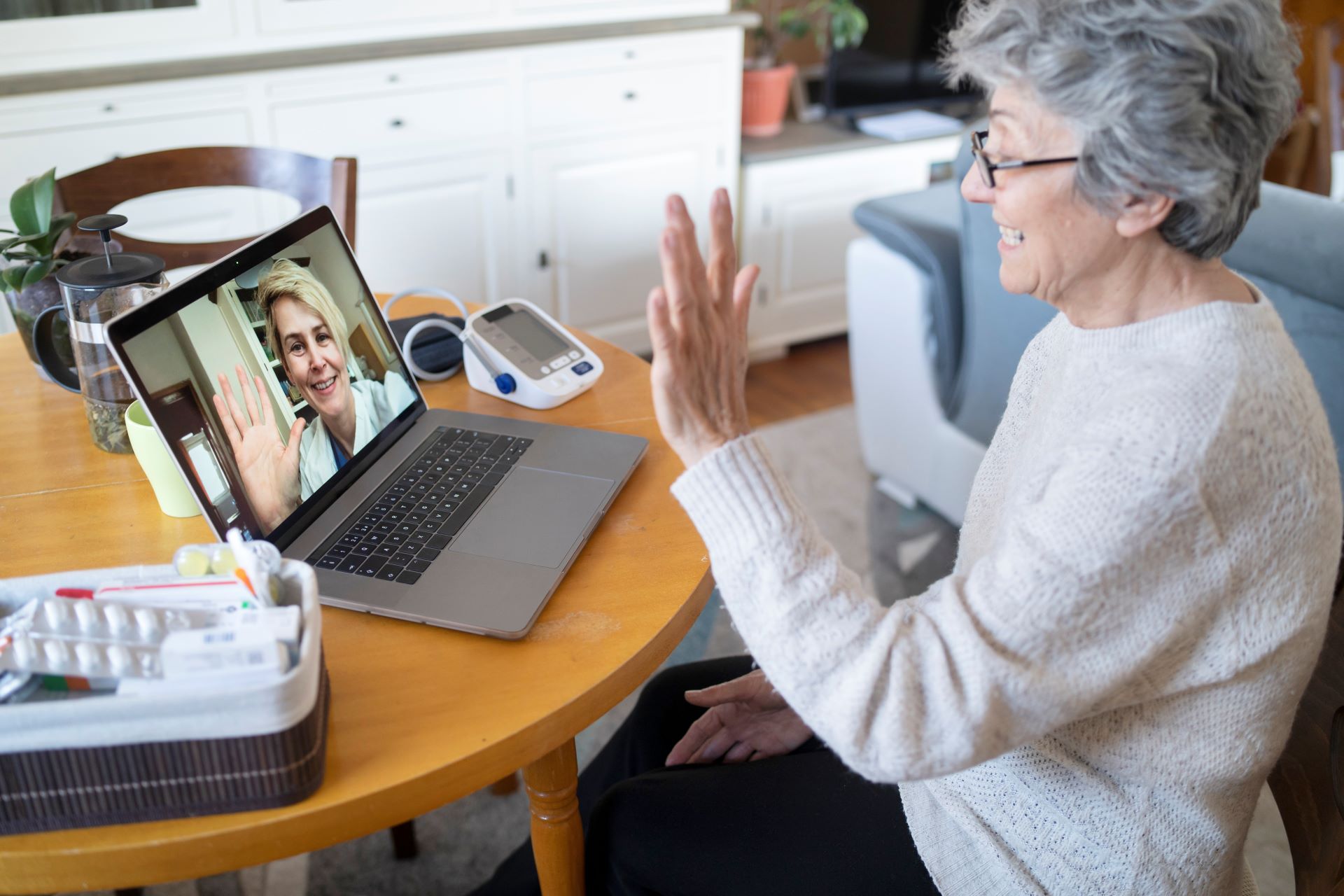 Illustrasjonsfoto av eldre dame i rullestol med PC-skjerm i fanget