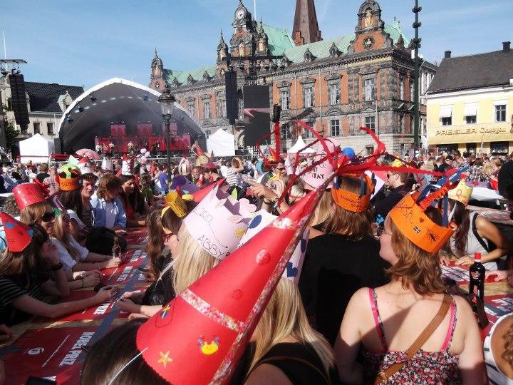 Krepseparty: Studentene møtte opp på torget med selvlagde hatter for å spise kreps og drikke øl med resten av byen! :-) (Foto: Kristoffer Johansen 2015).