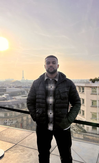 Faid med Paris i bakgrunnen. (Foto: faid Tesfaldet 2025). 