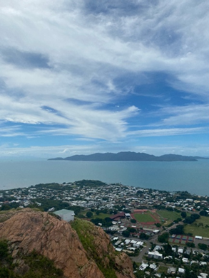 Utsikt over litt av Townsville og over til øyen Magnetic Island. (Foto: Inga Huus 2024).